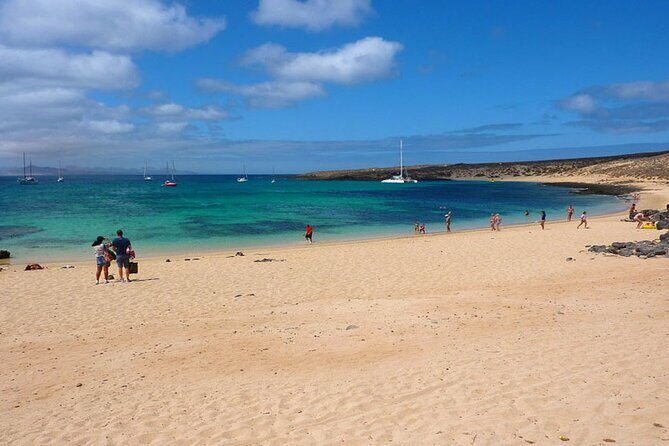 La Graciosa Island Tour for Cruise Passengers from Lanzarote - Playa de La Francesa: Swim, Snorkel, and Lunch With Real Water Time