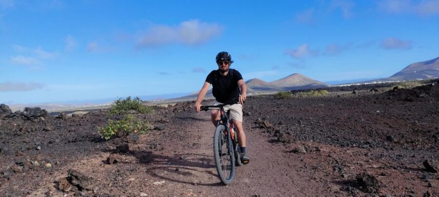 Lanzarote: Guided ebike tours of the Timanfaya volcanoes - e-bike support and route difficulty: who it fits best