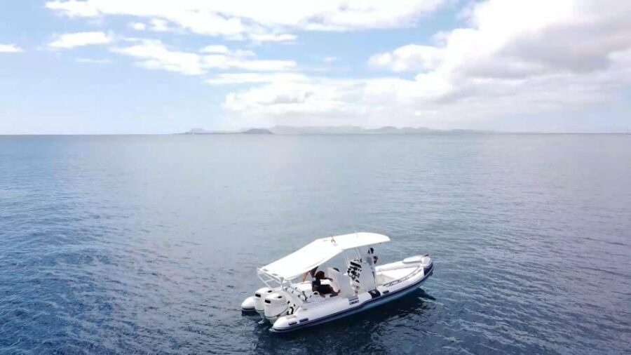 Lanzarote: Private boat Trip 2:30h - From Puerto Calero to Papagayo: where the trip starts paying off