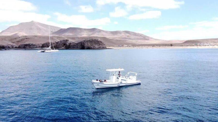 Lanzarote: Private boat Trip 2:30h - Swim stop and snorkel setup at Papagayo Beach
