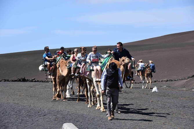 Lanzarote South Tour with Timanfaya Entrance - El Lago Verde / Charco de los Clicos: Green Lagoon Photo Stop