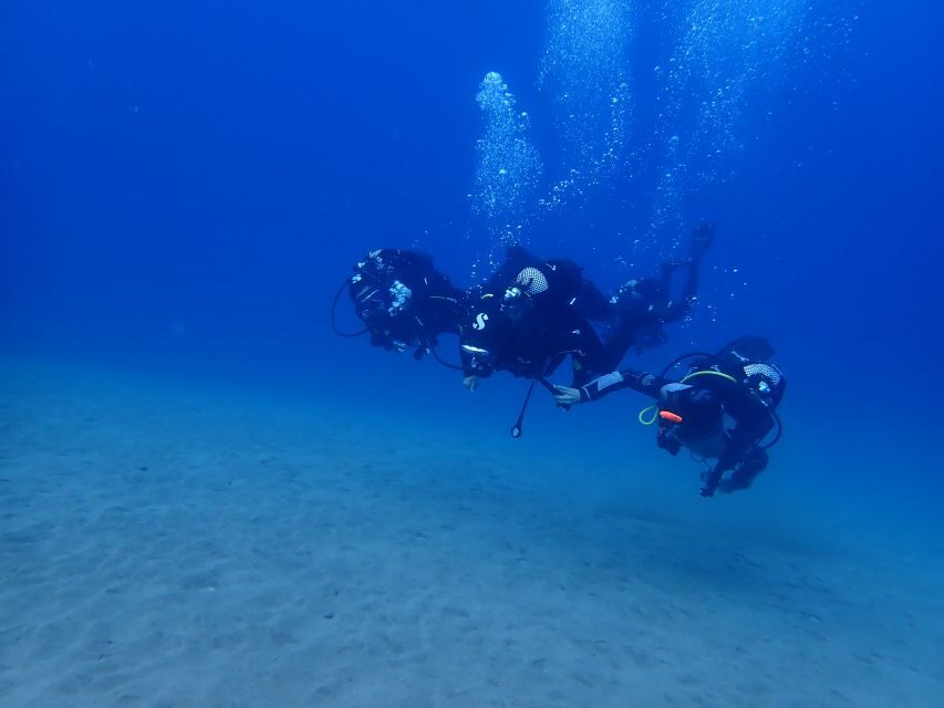 Puerto del Carmen: Try Scuba Diving from the beach - Playa Chica in Puerto del Carmen: the kind of launch point first-timers love