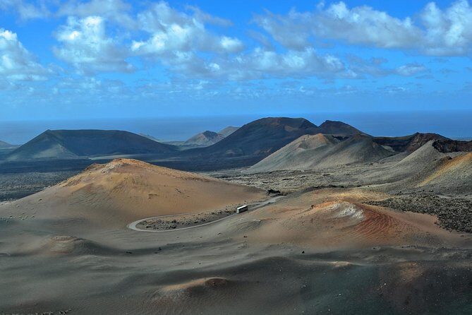 Tour Lanzarote South with Winery Visit - Quick stops that actually help: Salinas de Janubio and Los Hervideros