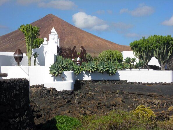 Tour Teguise market + Cesar Manrique Foundation - Key things to know before you go